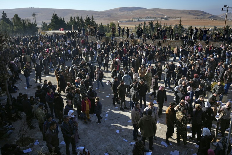 APTOPIX Syria Massa berkumpul untuk memasuki penjara, yang dikenal sebagai