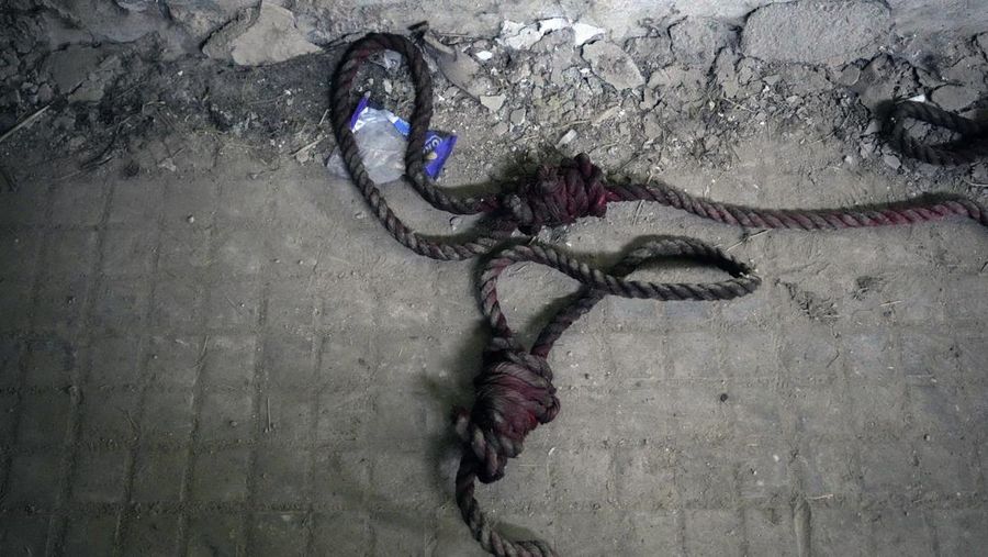 Massa berkumpul untuk memasuki penjara, yang dikenal sebagai 
