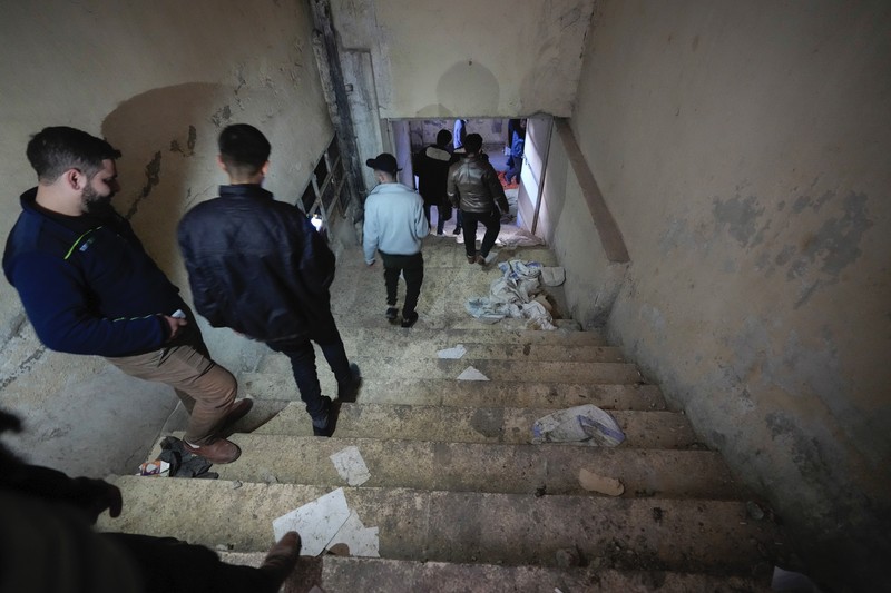 APTOPIX Syria Massa berkumpul untuk memasuki penjara, yang dikenal sebagai