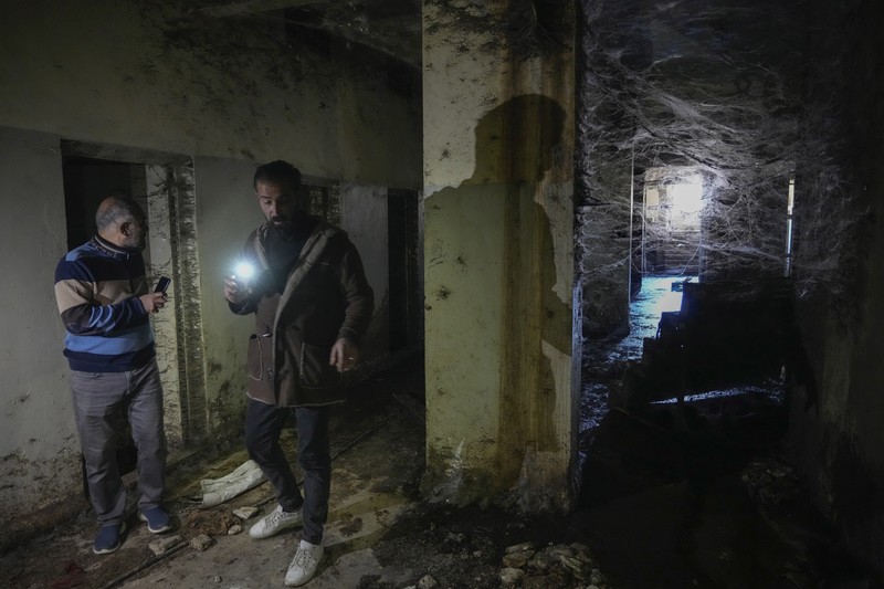 APTOPIX Syria Massa berkumpul untuk memasuki penjara, yang dikenal sebagai