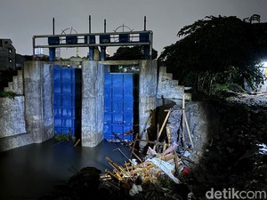 Pemkot Tangani Bozem Simo Hilir Surabaya yang Jebol Imbas Hujan Lebat