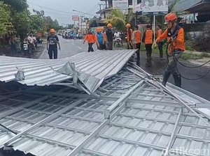 Atap Rumah Terbang gegara Puting Beliung di Klungkung
