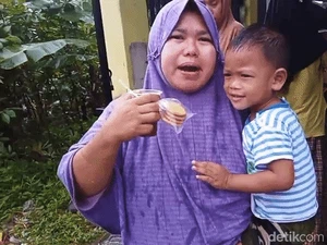 Viral Tangisan Emak-emak Kelaparan di Posko Pengungsian Sukabumi