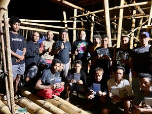 Forum Pemuda NTT Bagi-bagi Alkitab ke Pekerja Asal Sumba di Bali
