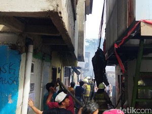 Kebakaran di Permukiman Padat Kemayoran Hampir Padam, Damkar Sisir Sisa Api