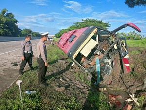 Bus Tiara Mas Angkut 28 Penumpang Terguling di Tol Ngawi