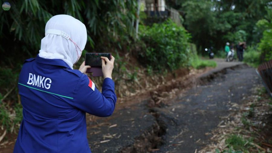 Kondisi tanah retak di lokasi banjir dan longsor di Sukabumi, Jawa Barat, Selasa (10/12/2024). (BMKG)