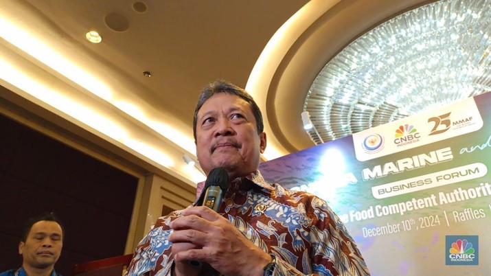 Menteri Kelautan dan Perikanan (MenKP) Sakti Wahyu Trenggono saat ditemui usai acara IMFBF 2024: Blue Food Competent Authority Dialogue di Jakarta, Selasa (10/12/2024). (CNBC Indonesia/Martyasari Rizky)