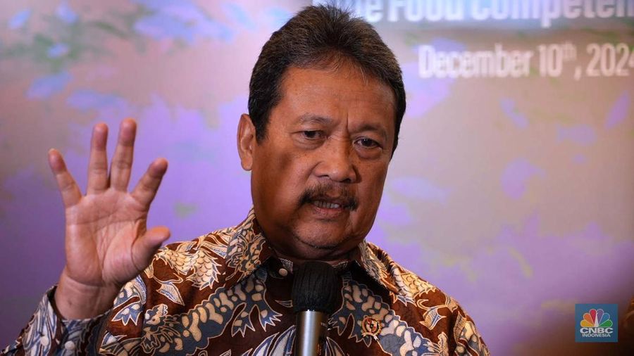 Menteri Kelautan dan Perikanan Sakti Wahyu Trenggono saat doorstop di acara Indonesia Marine and Fisheries di Hotel Raffles, Jakarta, Selasa (10/12/2024). (CNBC Indonesia/Muhammad Sabki)