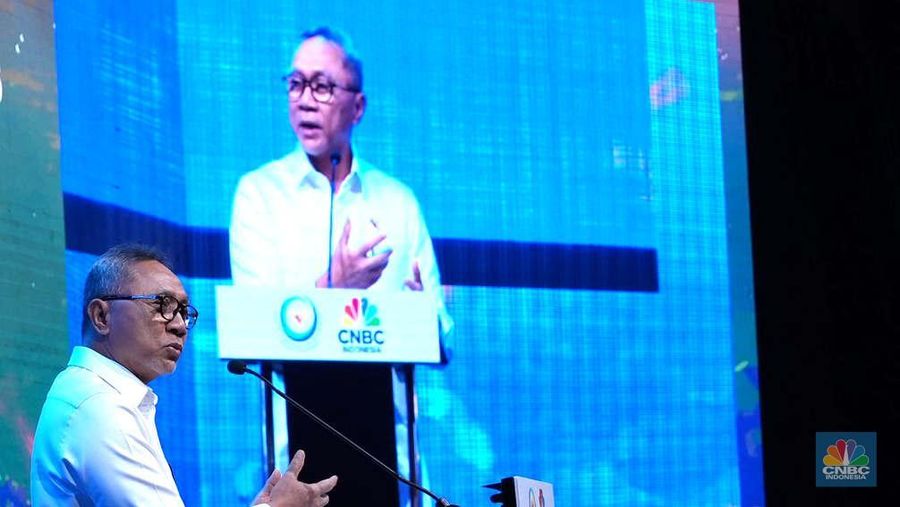 Menteri Koordinator Bidang Pangan, Zulkifli Hasan memberi sambutan di acara Indonesia Marine and Fisheries di Hotel Raffles, Jakarta, Selasa (10/12/2024). (CNBC Indonesia/Muhammad Sabki)