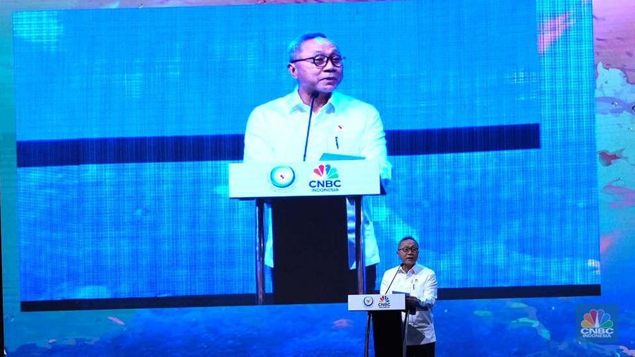 Menteri Koordinator Bidang Pangan, Zulkifli Hasan memberi sambutan di acara Indonesia Marine and Fisheries di Hotel Raffles, Jakarta, Selasa (10/12/2024). (CNBC Indonesia/Muhammad Sabki)