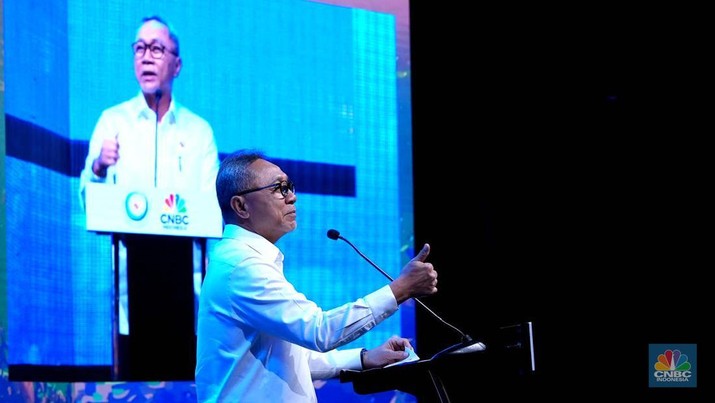 Menteri Koordinator Bidang Pangan, Zulkifli Hasan memberi sambutan di acara Indonesia Marine and Fisheries di Hotel Raffles, Jakarta, Selasa (10/12/2024). (CNBC Indonesia/Muhammad Sabki)