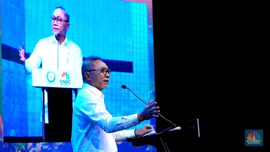 Menteri Koordinator Bidang Pangan, Zulkifli Hasan memberi sambutan di acara Indonesia Marine and Fisheries di Hotel Raffles, Jakarta, Selasa (10/12/2024). (CNBC Indonesia/Muhammad Sabki)