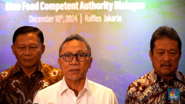 Menteri Koordinator Bidang Pangan Zulkifli Hasan (tengah) saat doorstop di acara Indonesia Marine and Fisheries di Hotel Raffles, Jakarta, Selasa (10/12/2024). (CNBC Indonesia/Muhammad Sabki)