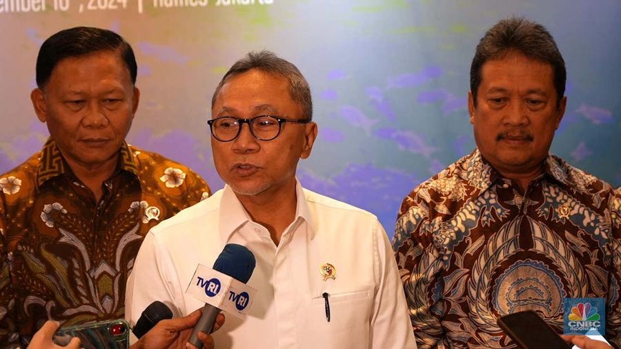 Menteri Koordinator Bidang Pangan Zulkifli Hasan (tengah) saat doorstop di acara Indonesia Marine and Fisheries di Hotel Raffles, Jakarta, Selasa (10/12/2024). (վ/Muhammad Sabki)