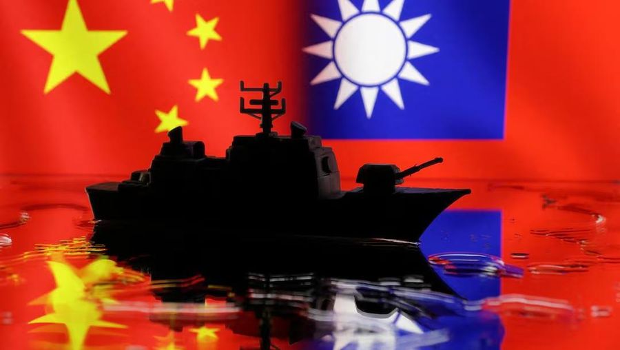 Miniatur Angkatan Laut terlihat di depan bendera Tiongkok dan Taiwan yang dipajang dalam ilustrasi ini yang diambil pada 11 April 2023. (REUTERS/Dado Ruvic)