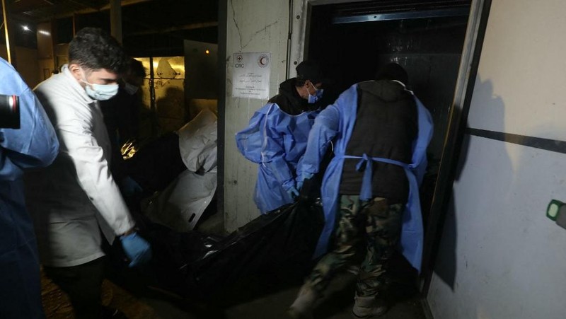 Pasukan pemberontak Suriah, yang menggulingkan rezim Presiden Bashar al-Assad, menemukan puluhan mayat dengan tanda-tanda bekas penyiksaan di dalam kamar mayat sebuah rumah sakit dekat ibu kota Damaskus. (Federico PARRA / AFP)