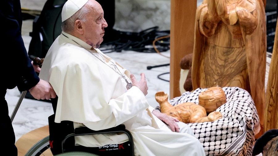 Paus Fransiskus, dengan memar besar di dagunya, tiba untuk mengadakan audiensi dengan para donatur pohon Natal Lapangan Santo Petrus dan adegan Kelahiran, di Aula Paulus VI di Vatikan, 7 Desember 2024. (REUTERS/Remo Casilli)
