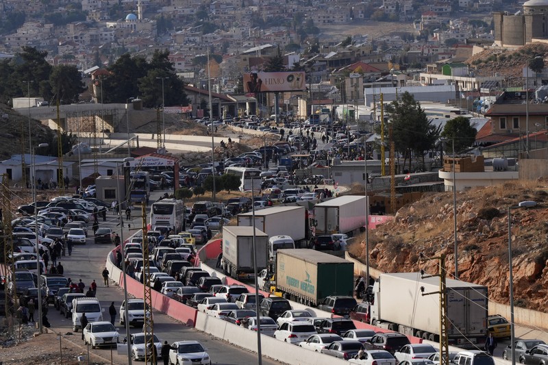 Pemberontak menyatakan rezim Presiden Suriah Bashar al-Assad telah berakhir. Warga Suriah yang sebelumnya kabur ke Lebanon untuk menghindari kekerasan rezim Assad pun mengantre di perbatasan untuk pulang kampung. (REUTERS/Mohammed Yassin)