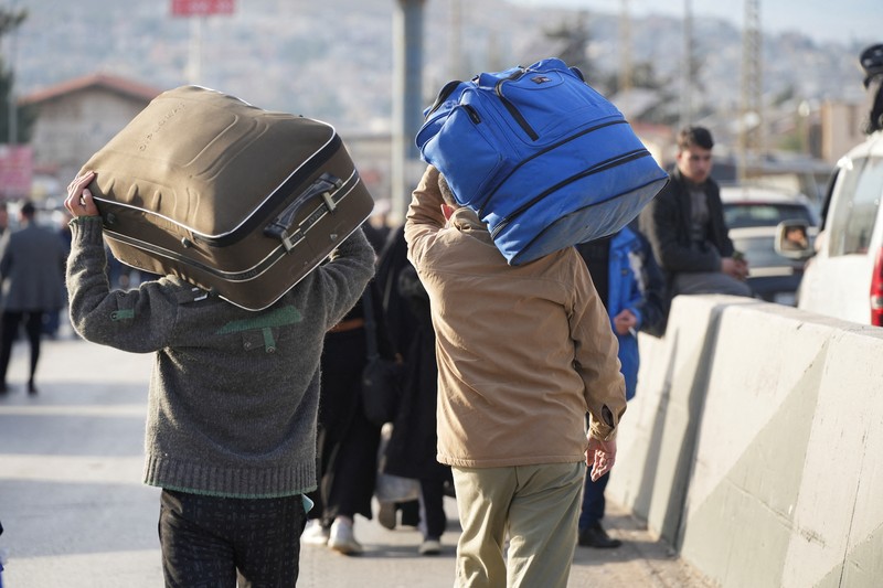 Pemberontak menyatakan rezim Presiden Suriah Bashar al-Assad telah berakhir. Warga Suriah yang sebelumnya kabur ke Lebanon untuk menghindari kekerasan rezim Assad pun mengantre di perbatasan untuk pulang kampung. (REUTERS/Mohammed Yassin) Pemberontak menyatakan rezim Presiden Suriah Bashar al-Assad telah berakhir. Warga Suriah yang sebelumnya kabur ke Lebanon untuk menghindari kekerasan rezim Assad pun mengantre di perbatasan untuk pulang kampung. (REUTERS/Mohammed Yassin)