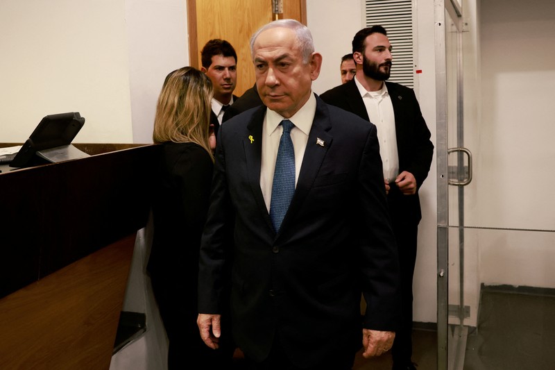 Perdana Menteri Israel Benjamin Netanyahu untuk pertama kalinya bersaksi dalam sidang kasus korupsi yang dituduhkan padanya, pada Selasa (10/12). Ia hadir di pengadilan Tel Aviv untuk menanggapi dakwaan dan kesaksian terhadapnya, termasuk dari mantan ajudan dekatnya. (via REUTERS/MENAHEM KAHANA) Perdana Menteri Israel Benjamin Netanyahu untuk pertama kalinya bersaksi dalam sidang kasus korupsi yang dituduhkan padanya, pada Selasa (10/12).
Ia hadir di pengadilan Tel Aviv untuk menanggapi dakwaan dan kesaksian terhadapnya, termasuk dari mantan ajudan dekatnya. (via REUTERS/MENAHEM KAHANA)