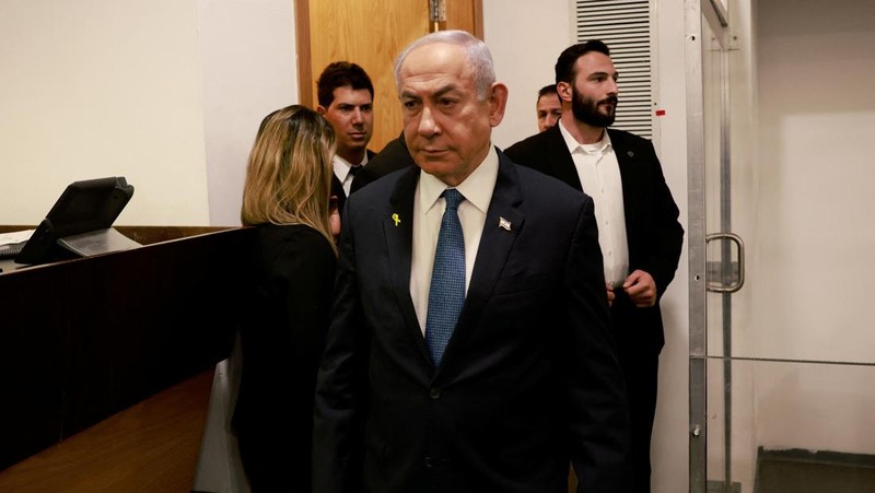 Perdana Menteri Israel Benjamin Netanyahu untuk pertama kalinya bersaksi dalam sidang kasus korupsi yang dituduhkan padanya, pada Selasa (10/12).
Ia hadir di pengadilan Tel Aviv untuk menanggapi dakwaan dan kesaksian terhadapnya, termasuk dari mantan ajudan dekatnya. (via REUTERS/MENAHEM KAHANA)