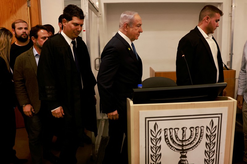 Perdana Menteri Israel Benjamin Netanyahu untuk pertama kalinya bersaksi dalam sidang kasus korupsi yang dituduhkan padanya, pada Selasa (10/12). Ia hadir di pengadilan Tel Aviv untuk menanggapi dakwaan dan kesaksian terhadapnya, termasuk dari mantan ajudan dekatnya. (via REUTERS/MENAHEM KAHANA) Perdana Menteri Israel Benjamin Netanyahu untuk pertama kalinya bersaksi dalam sidang kasus korupsi yang dituduhkan padanya, pada Selasa (10/12).
Ia hadir di pengadilan Tel Aviv untuk menanggapi dakwaan dan kesaksian terhadapnya, termasuk dari mantan ajudan dekatnya. (via REUTERS/MENAHEM KAHANA)
