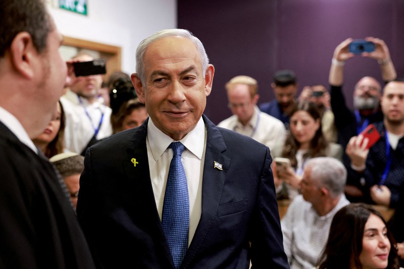 Perdana Menteri Israel Benjamin Netanyahu untuk pertama kalinya bersaksi dalam sidang kasus korupsi yang dituduhkan padanya, pada Selasa (10/12). Ia hadir di pengadilan Tel Aviv untuk menanggapi dakwaan dan kesaksian terhadapnya, termasuk dari mantan ajudan dekatnya. (via REUTERS/MENAHEM KAHANA) Perdana Menteri Israel Benjamin Netanyahu untuk pertama kalinya bersaksi dalam sidang kasus korupsi yang dituduhkan padanya, pada Selasa (10/12).
Ia hadir di pengadilan Tel Aviv untuk menanggapi dakwaan dan kesaksian terhadapnya, termasuk dari mantan ajudan dekatnya. (via REUTERS/MENAHEM KAHANA)