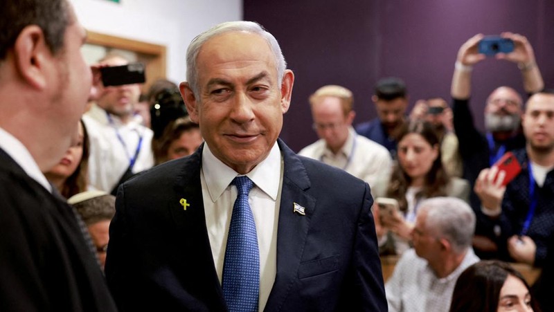 Perdana Menteri Israel Benjamin Netanyahu untuk pertama kalinya bersaksi dalam sidang kasus korupsi yang dituduhkan padanya, pada Selasa (10/12).
Ia hadir di pengadilan Tel Aviv untuk menanggapi dakwaan dan kesaksian terhadapnya, termasuk dari mantan ajudan dekatnya. (via REUTERS/MENAHEM KAHANA)