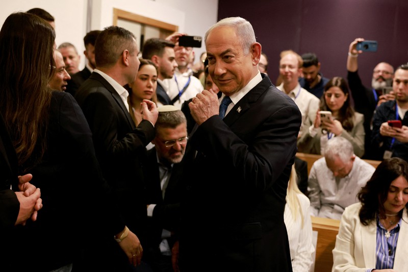 Perdana Menteri Israel Benjamin Netanyahu untuk pertama kalinya bersaksi dalam sidang kasus korupsi yang dituduhkan padanya, pada Selasa (10/12). Ia hadir di pengadilan Tel Aviv untuk menanggapi dakwaan dan kesaksian terhadapnya, termasuk dari mantan ajudan dekatnya. (via REUTERS/MENAHEM KAHANA) Perdana Menteri Israel Benjamin Netanyahu untuk pertama kalinya bersaksi dalam sidang kasus korupsi yang dituduhkan padanya, pada Selasa (10/12).
Ia hadir di pengadilan Tel Aviv untuk menanggapi dakwaan dan kesaksian terhadapnya, termasuk dari mantan ajudan dekatnya. (via REUTERS/MENAHEM KAHANA)