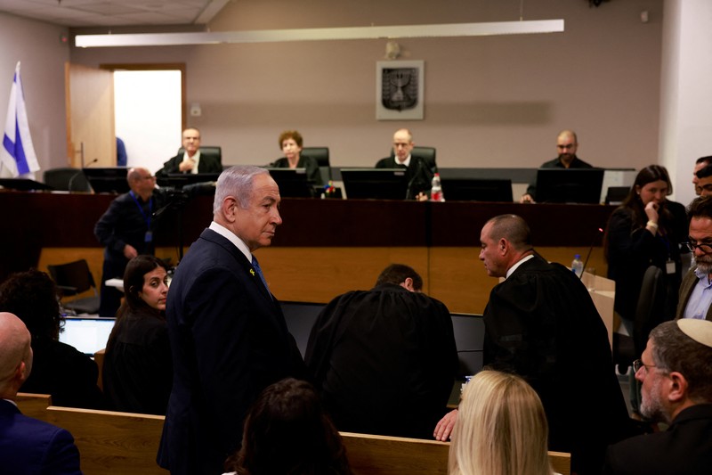 Perdana Menteri Israel Benjamin Netanyahu untuk pertama kalinya bersaksi dalam sidang kasus korupsi yang dituduhkan padanya, pada Selasa (10/12). Ia hadir di pengadilan Tel Aviv untuk menanggapi dakwaan dan kesaksian terhadapnya, termasuk dari mantan ajudan dekatnya. (via REUTERS/MENAHEM KAHANA) Perdana Menteri Israel Benjamin Netanyahu untuk pertama kalinya bersaksi dalam sidang kasus korupsi yang dituduhkan padanya, pada Selasa (10/12).
Ia hadir di pengadilan Tel Aviv untuk menanggapi dakwaan dan kesaksian terhadapnya, termasuk dari mantan ajudan dekatnya. (via REUTERS/MENAHEM KAHANA)
