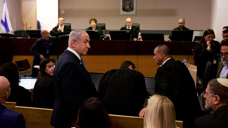 Perdana Menteri Israel Benjamin Netanyahu untuk pertama kalinya bersaksi dalam sidang kasus korupsi yang dituduhkan padanya, pada Selasa (10/12).
Ia hadir di pengadilan Tel Aviv untuk menanggapi dakwaan dan kesaksian terhadapnya, termasuk dari mantan ajudan dekatnya. (via REUTERS/MENAHEM KAHANA)