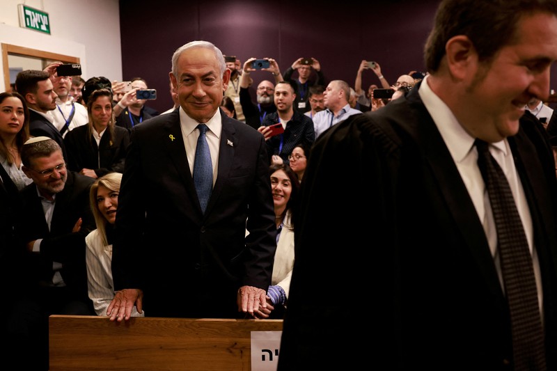 Perdana Menteri Israel Benjamin Netanyahu untuk pertama kalinya bersaksi dalam sidang kasus korupsi yang dituduhkan padanya, pada Selasa (10/12). Ia hadir di pengadilan Tel Aviv untuk menanggapi dakwaan dan kesaksian terhadapnya, termasuk dari mantan ajudan dekatnya. (via REUTERS/MENAHEM KAHANA) Perdana Menteri Israel Benjamin Netanyahu untuk pertama kalinya bersaksi dalam sidang kasus korupsi yang dituduhkan padanya, pada Selasa (10/12).
Ia hadir di pengadilan Tel Aviv untuk menanggapi dakwaan dan kesaksian terhadapnya, termasuk dari mantan ajudan dekatnya. (via REUTERS/MENAHEM KAHANA)
