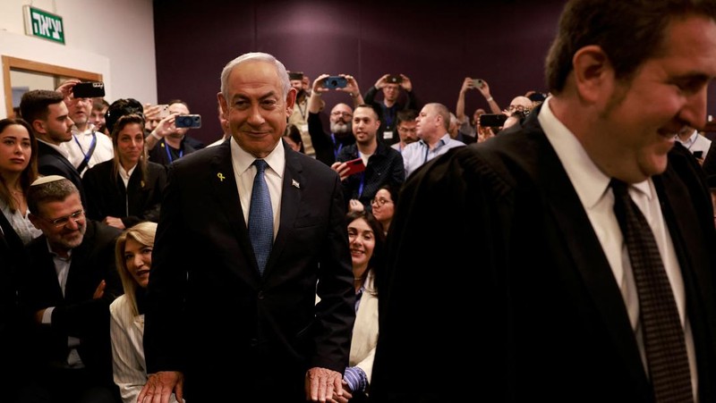 Perdana Menteri Israel Benjamin Netanyahu untuk pertama kalinya bersaksi dalam sidang kasus korupsi yang dituduhkan padanya, pada Selasa (10/12).
Ia hadir di pengadilan Tel Aviv untuk menanggapi dakwaan dan kesaksian terhadapnya, termasuk dari mantan ajudan dekatnya. (via REUTERS/MENAHEM KAHANA)