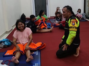 Petugas Gabungan Gercep Evakuasi Korban Banjir di Kota Mojokerto