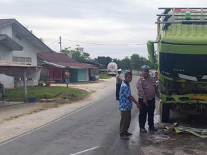 Pajero Sport Tabrak Truk di Kampar, Sopir Tewas