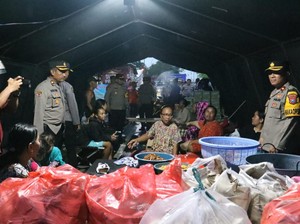 Polres Mojokerto Kota Salurkan Bantuan ke Korban Banjir