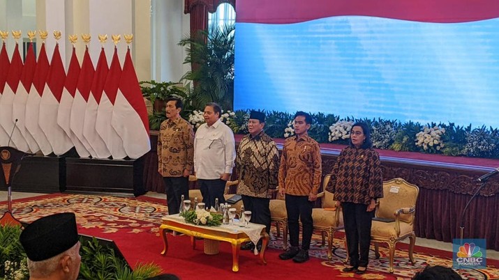 Prabowo Penyerahan DIPA dan Buku Alokasi Transfer Ke Daerah Tahun Anggaran 2025 di Istana Negara, Jakarta, Selasa (10/12/2024). (CNBC Indonesia/Emir Yanwardhana)