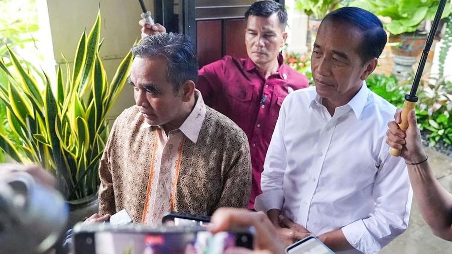 Presiden ke-7 Joko Widodo (Jokowi) bertemu dengan Sekretaris Jenderal Partai Gerindra sekaligus Ketua Majelis Permusyawaratan Rakyat (MPR), Ahmad Muzani di Kota Solo, Jawa Tengah (Jateng), pada Selasa (10/12/2024), siang. (Tangkapan layar instagram @jokowi)