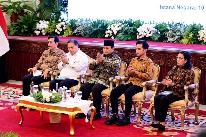 Presiden Prabowo Subianto resmi menyerahkan Daftar Isian Penyelenggaraan Anggaran (DIPA) Tahun Anggaran 2025 kepada kementerian dan lembaga pada hari ini, Selasa (10/12/2024). Selain penyerahan DIPA, Prabowo juga menyerahkan Buku Alokasi Transfer Ke Daerah Tahun Anggaran 2025. (Dok: Muchlis JR- Biro Pers Sekertariat Presiden)