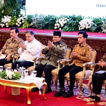 Detik-Detik Prabowo Resmi Serahkan DIPA 2025 ke Menteri-Kepala Badan