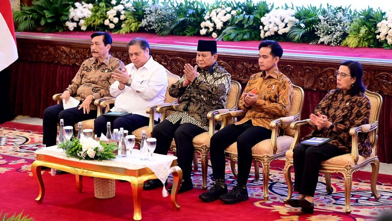 Presiden Prabowo Subianto resmi menyerahkan Daftar Isian Penyelenggaraan Anggaran (DIPA) Tahun Anggaran 2025 kepada kementerian dan lembaga pada hari ini, Selasa (10/12/2024). Selain penyerahan DIPA, Prabowo juga menyerahkan Buku Alokasi Transfer Ke Daerah Tahun Anggaran 2025. (Dok: Muchlis JR- Biro Pers Sekertariat Presiden)