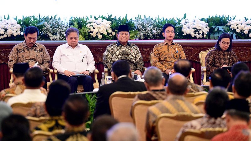 Presiden Prabowo Subianto resmi menyerahkan Daftar Isian Penyelenggaraan Anggaran (DIPA) Tahun Anggaran 2025 kepada kementerian dan lembaga pada hari ini, Selasa (10/12/2024). Selain penyerahan DIPA, Prabowo juga menyerahkan Buku Alokasi Transfer Ke Daerah Tahun Anggaran 2025. (Dok: Muchlis JR- Biro Pers Sekertariat Presiden)