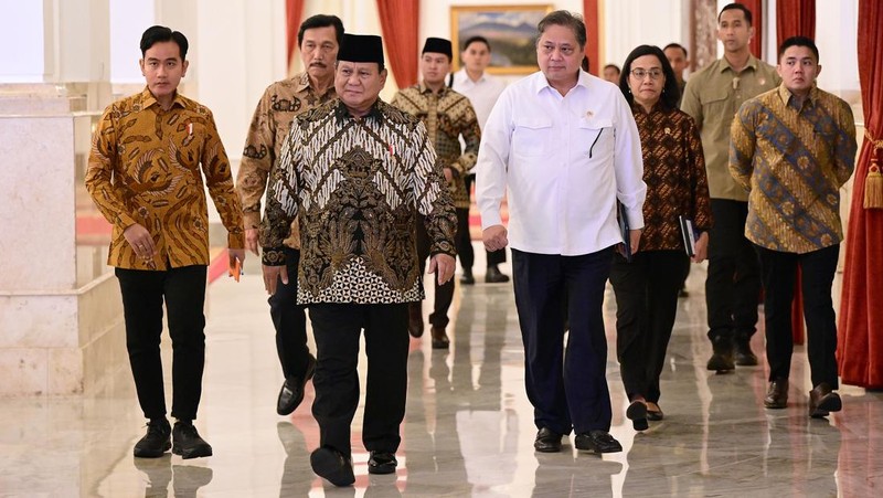 Presiden Prabowo Subianto resmi menyerahkan Daftar Isian Penyelenggaraan Anggaran (DIPA) Tahun Anggaran 2025 kepada kementerian dan lembaga pada hari ini, Selasa (10/12/2024). Selain penyerahan DIPA, Prabowo juga menyerahkan Buku Alokasi Transfer Ke Daerah Tahun Anggaran 2025. (Dok: Muchlis JR- Biro Pers Sekertariat Presiden)