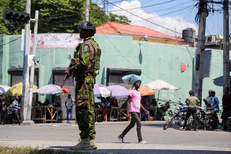 Anggota Angkatan Bersenjata Haiti berpatroli di daerah tersebut saat orang-orang meninggalkan rumah setelah kekerasan geng bersenjata selama akhir pekan, banyak yang tergabung dalam aliansi yang dikenal sebagai Viv Ansanm, di pinggiran kota Poste Marchand, di Port-au-Prince, Haiti, 9 Desember 2024. Anggota Angkatan Bersenjata Haiti berpatroli di daerah tersebut saat orang-orang meninggalkan rumah setelah kekerasan geng bersenjata selama akhir pekan, banyak yang tergabung dalam aliansi yang dikenal sebagai Viv Ansanm, di pinggiran kota Poste Marchand, di Port-au-Prince, Haiti, 9 Desember 2024. (REUTERS/Ralph Tedy Erol)