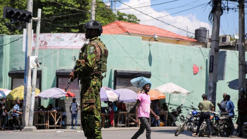 Anggota Angkatan Bersenjata Haiti berpatroli di daerah tersebut saat orang-orang meninggalkan rumah setelah kekerasan geng bersenjata selama akhir pekan, banyak yang tergabung dalam aliansi yang dikenal sebagai Viv Ansanm, di pinggiran kota Poste Marchand, di Port-au-Prince, Haiti, 9 Desember 2024. (REUTERS/Ralph Tedy Erol)