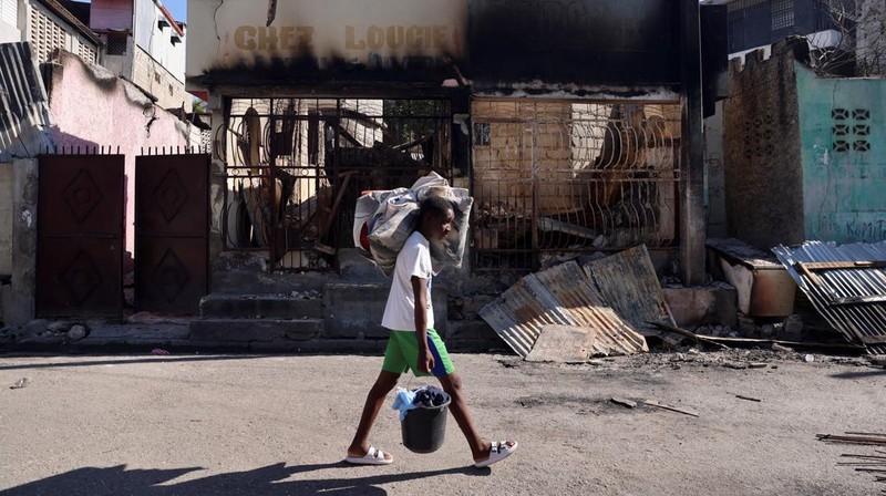 Anggota Angkatan Bersenjata Haiti berpatroli di daerah tersebut saat orang-orang meninggalkan rumah setelah kekerasan geng bersenjata selama akhir pekan, banyak yang tergabung dalam aliansi yang dikenal sebagai Viv Ansanm, di pinggiran kota Poste Marchand, di Port-au-Prince, Haiti, 9 Desember 2024. (REUTERS/Ralph Tedy Erol)