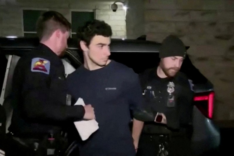 Setelah pencarian intensif selama lima hari, otoritas berhasil menangkap Luigi Mangione, 26 tahun, yang diduga sebagai pelaku penembakan terhadap eksekutif UnitedHealth, Brian Thompson, di luar sebuah hotel di Manhattan pekan lalu. (via REUTERS/FOX News Channel) Setelah pencarian intensif selama lima hari, otoritas berhasil menangkap Luigi Mangione, 26 tahun, yang diduga sebagai pelaku penembakan terhadap eksekutif UnitedHealth, Brian Thompson, di luar sebuah hotel di Manhattan pekan lalu. (via REUTERS/FOX News Channel)