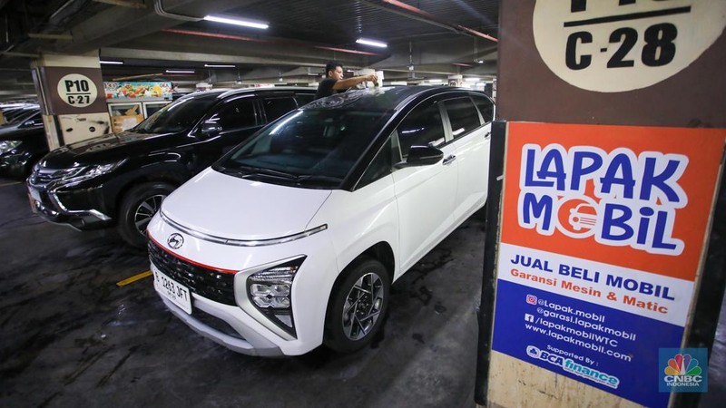 Suasana penjualan mobil bekas yang ditawarkan di ruang pamer Bursa Mobil WTC Mangga Dua, Jakarta, Selasa (10/12/2024). (CNBC Indonesia/Faisal Rahman)