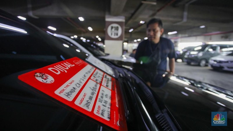 Suasana penjualan mobil bekas yang ditawarkan di ruang pamer Bursa Mobil WTC Mangga Dua, Jakarta, Selasa (10/12/2024). (CNBC Indonesia/Faisal Rahman)